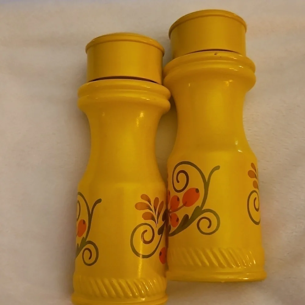 Vintage AVON Yellow and Orange Pennsylvania Dutch Glass Salt and Pepper Shakers